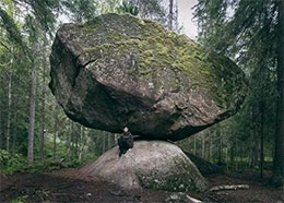 芬兰巨大的平衡岩